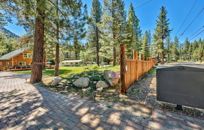 Hot Tub, Riverfront Chalet Family & Dog Friendly on Acre Near 3 Ski Areas, Sled