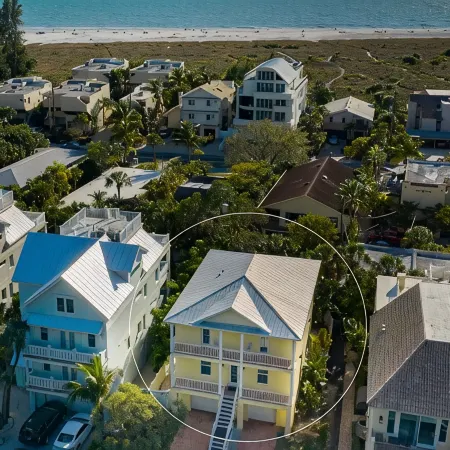 "CHATEAU du SOLEIL" SINGLE Family Home 1-1/2 Blocks to Beach
