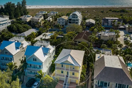 "CHATEAU du SOLEIL" SINGLE Family Home 1-1/2 Blocks to Beach - Wifi