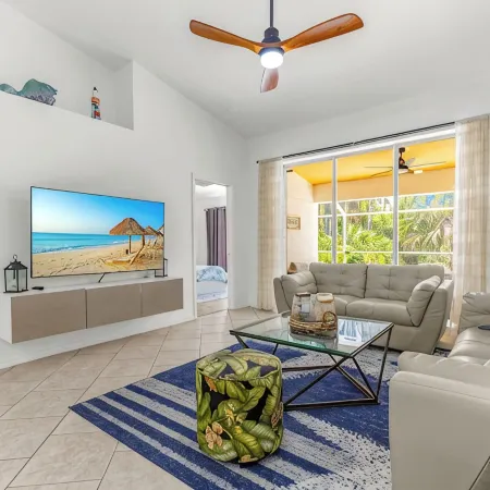 3br Villa, Private Heated Pool, Garage, EV-Charger