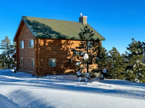 Woodland Views + Spacious Layout + Gameroom // Sleeps 12 in Beds - 샬레 호텔