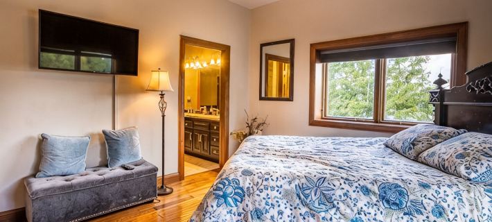 The Aviator’s Lounge, loft living in the NRG, private pool & hot tub Hotels in Fayette County