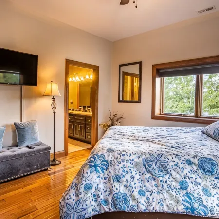 The Aviator’s Lounge, loft living in the NRG, private pool & hot tub