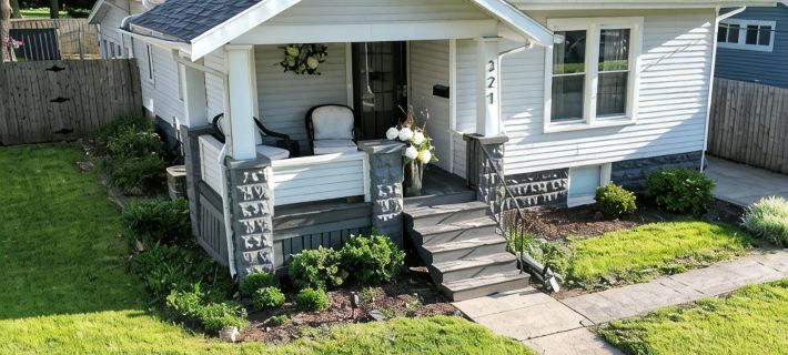 Cozy Home with LOTS of space- Less than 1 mile to ISU & IWU, 5 miles to airport 노멀 호텔