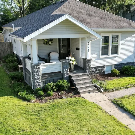 Cozy Home with LOTS of space- Less than 1 mile to ISU & IWU, 5 miles to airport Hoteles en Normal