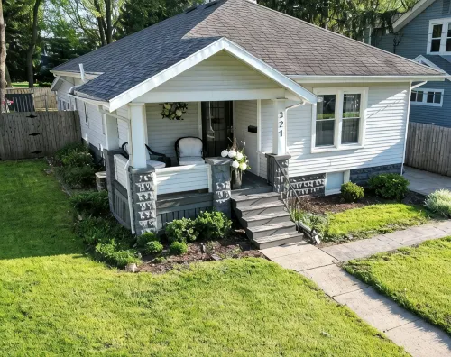 Cozy Home with LOTS of space- Less than 1 mile to ISU & IWU, 5 miles to airport - Homestays