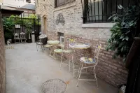 Large, Exquisitely Decorated in Heart of East Lakeview Near Wrigley & Lakefront - Apartments
