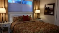 Immaculate Downtown Cottage Retreat- EV Charger. Walk Downtown in 4 Minutes - Tiny houses