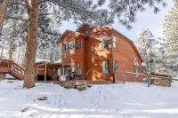 Peaceful getaway in the woods with fully fenced yard- Pet friendly! - Familievenlig