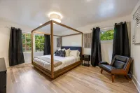 Buckhead Black House Spacious 5 Bedroom Mansion with Heated Pool - Lenox Atlanta - 5-Star