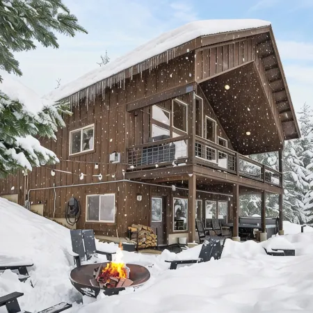 Secluded 4-bedroom Cabin Retreat with Game Room, AC, Hot Tub and Amazing View