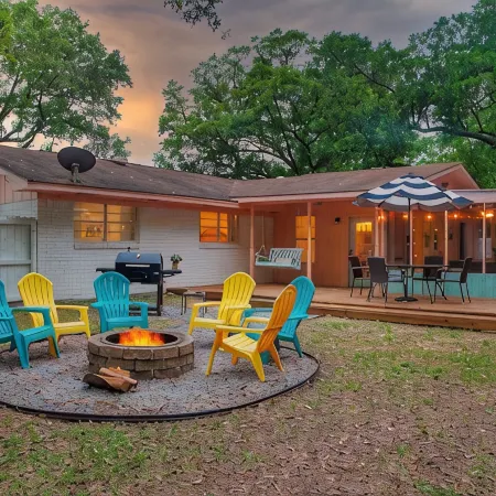 Charming cottage near beach: Fenced Yard, Firepit, Pets OK, King Bed - Sleeps 8