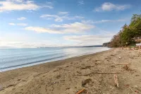 Whidbey Waterfront Retreat- Fireplace - Steps to Beach - Bird Watching - Wi-Fi