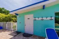 Waterfront & Privacy, Heated Pool  HotTub & waterfall, 60' Dock TikiHut, pets ok - 방갈로