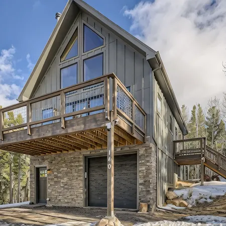 Peaceful Mountain Chalet with gorgeous views!