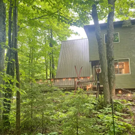 Apres’ Haus: Comfy A-Frame centrally located in Whitecap Village with fireplace
