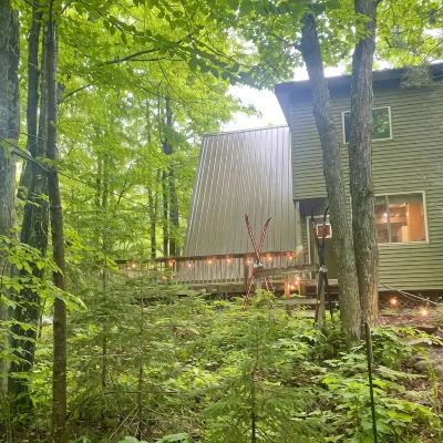 Apres’ Haus: Comfy A-Frame centrally located in Whitecap Village with fireplace - シャレー