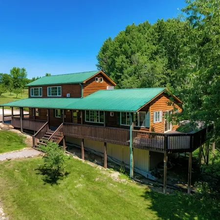 Romantic Secluded Cabin w/ Hot Tub, Private Driftless Escape