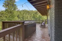 Large cabin near boat rentals & Nantahala with Hot Tub, Pool Table, & Gameroom - Chalets