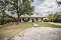 Smoky Hill Ranch, 8 Acres, 2 Homes, Events, Sport Court, Fishing, & Fire Pits - 4 tähden