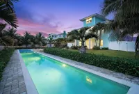 Stunning 4/3 w/ Heated Pool, Water View & Arcade! - 3성급