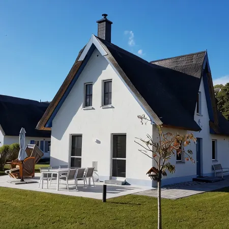 "Käptn 9a" thatched-roof villa with 105 sqm, sauna, fireplace, beach chair, double parking space