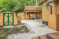 Riverfront A-Frame w/ Hot Tub • Near Stevens Pass • Pet-Friendly Retreat - Chalets