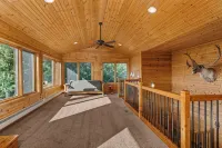 Northern Comfort Overlooking Caribou Lake- Spacious and Secluded - 4-Star