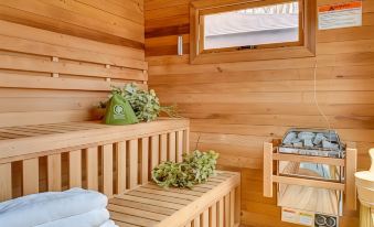 Custom-Built Clarklake Cabin: Sauna & Cold Plunge!