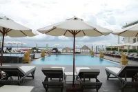 Hotel Cambodiana - Rooftop Pools