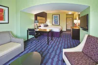 La Quinta Inn & Suites by Wyndham Hinesville - Fort Stewart Hotels near Liberty Square Shopping Center