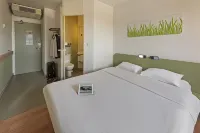 B&B Hotel Calais Terminal Cité Europe 2 étoiles فنادق في Escalles