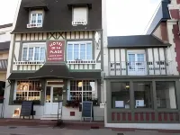 Hôtel de la Plage فنادق في Auberville