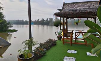 Boat House Marina Restaraunt and Homestay