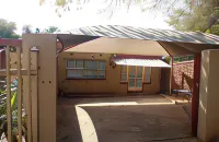 Protea Park Self Catering Guesthouse Отели рядом с достопримечательностью «Уотерфолл Молл Уотерфолл Парк»