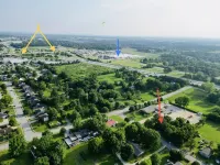 2 Queen Beds, Bunk, sleeps 7 on .5 acre. Great access to all NWA activities