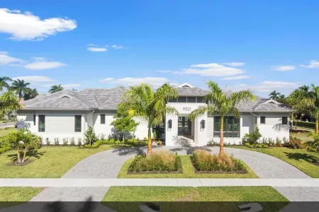 Bella Fratelli Marco Island 🏝️  With Electric Lift Pier Отели рядом с достопримечательностью «Hideaway Beach»