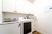 Chic New Build - 5 miles to Tech/Covenant/UHC - 2 miles to shopping!