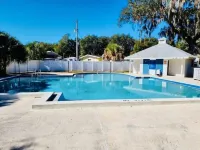 Cozy Waterfront home w/kayaks/Lake Henderson/Withlacoochee Bike Trail/ Springs 因弗內斯酒店