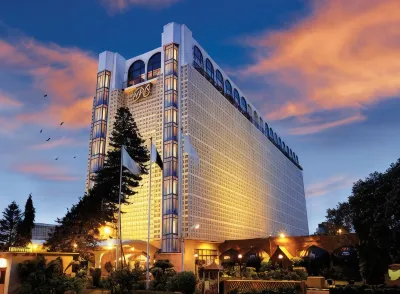 Pearl Continental Hotel, Karachi Hotel dekat Country Towers