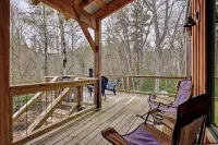 Family and pet friendly cabin on a creek. 10 minutes to downtown Cashiers