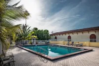 Captain's Table Hotel by Everglades Adventures