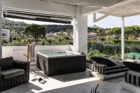 Blue Carpet Luxury Suites - Hot Tub