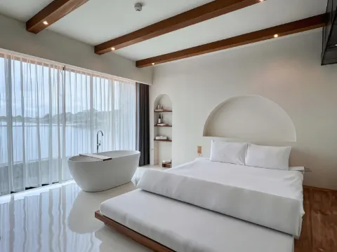 Lake View Love Suite