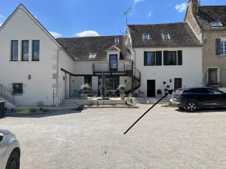 Les Appartements du Domaine Gueguen Отели в г. Шабли