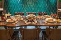 Sky Roof Hotel - С бассейном