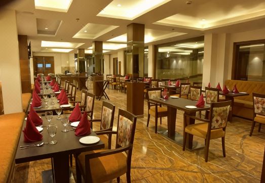 Royale Retreat Hotel & Spa Near Mall Road