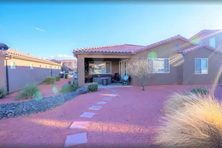 Paradise Village Home in Santa Clara * Poolside Location * Private Hot Tub * BBQ