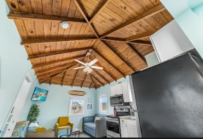Beautiful condo steps away from the beach in Manasquan 피셔맨스 코브 보호관리지구 주변 호텔