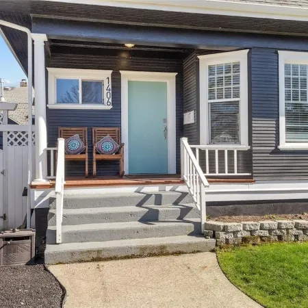 The Cushman House A: Unit A near 6th Ave UPS UW Ruston